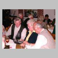 59-05-1106 7. Schirrauer Kirchspieltreffen 2004 - Heinz Meyer (links) und das Ehepaar Schadwinkel aus Weidlacken mit alten Fotoalben.JPG